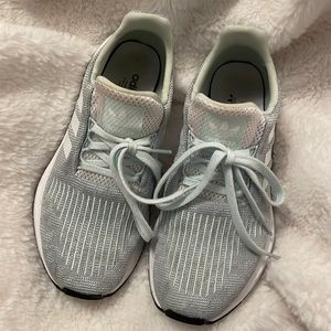 Adidas Swift Run. EUC. Size 6. Green/gray/white